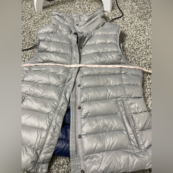 GAP 90% Down Puffer Vest Gray Silver Women’s Small Full Zip Button Layer Winter - Picture 8 of 9
